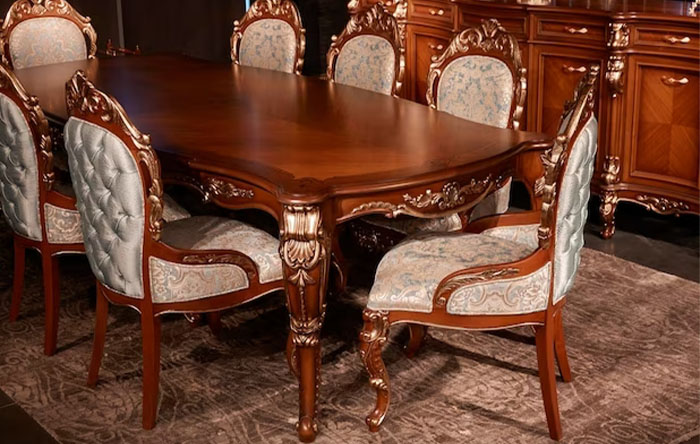 Conjunto de mesa de jantar clássica em madeira com cadeiras estofadas e detalhes entalhados